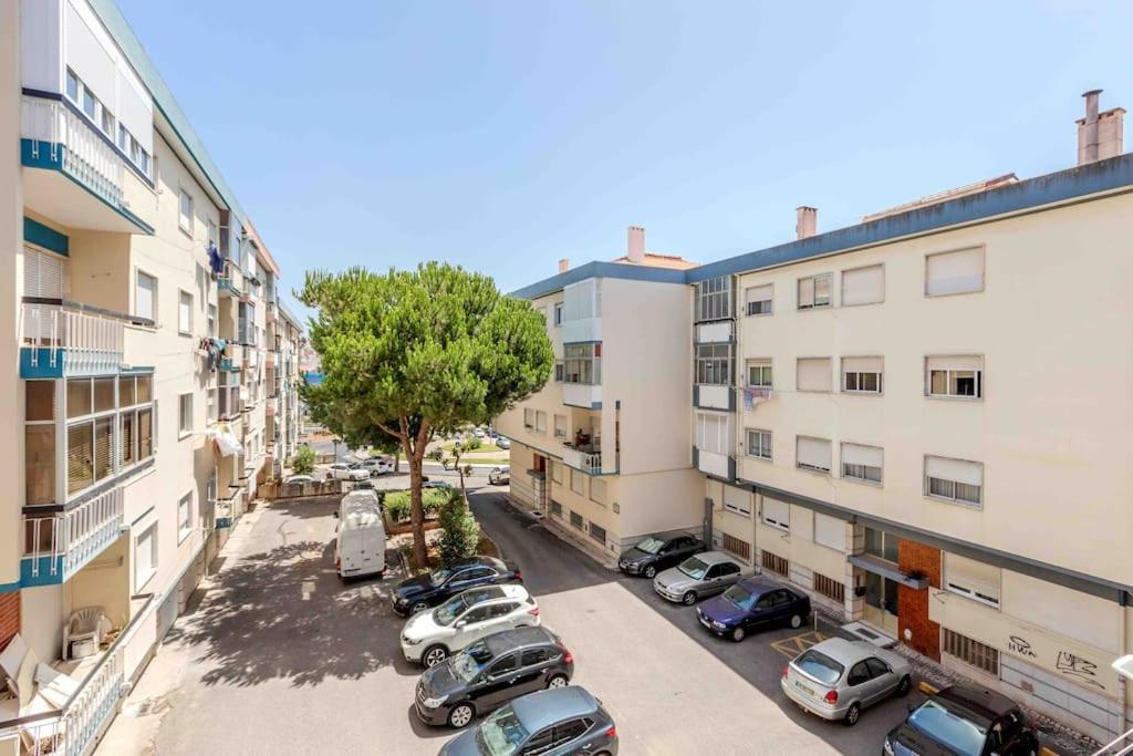 Lovely 3-Bedroom Condo W/ Free Parking On Premises Queluz Exterior photo